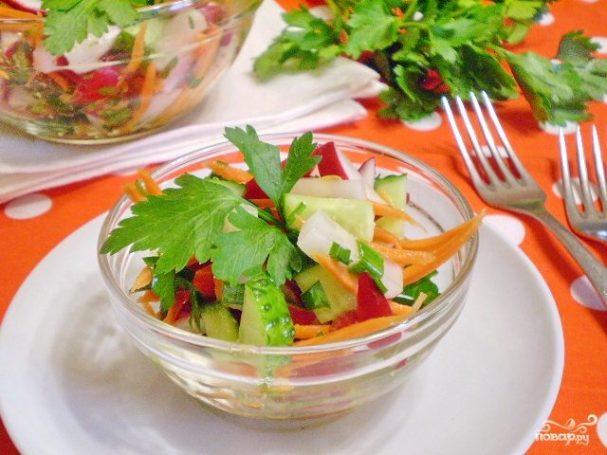 Салат из зелени и овощей