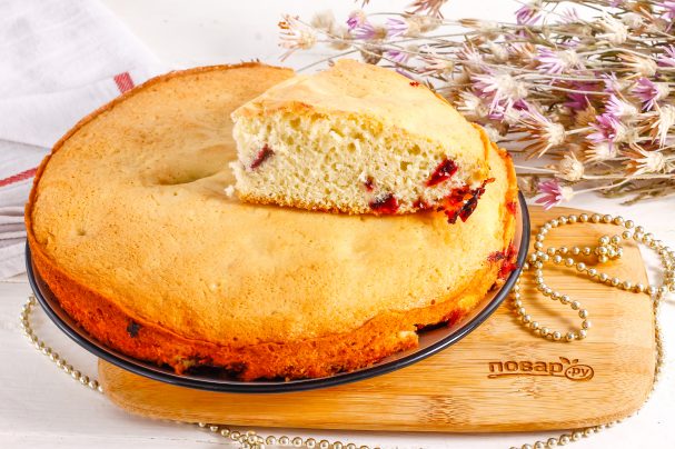 Бисквитный пирог со сливами