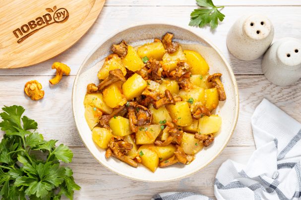 Видео рецепт Тушеная картошка с лисичками