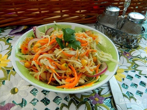 Капустный салат с морковью и кукурузой