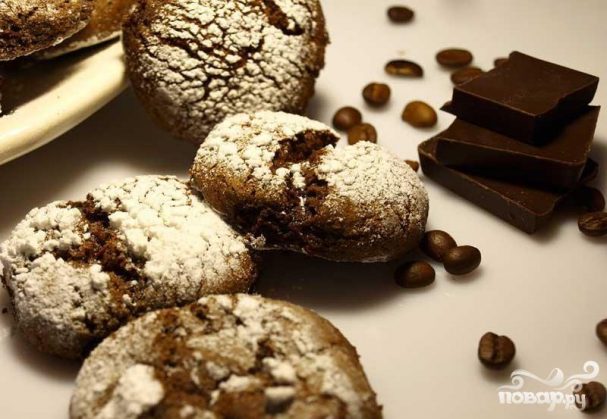 Шоколадное печенье с корицей и кофе