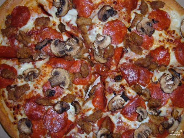 Пицца в домашних условиях с колбасой и грибами