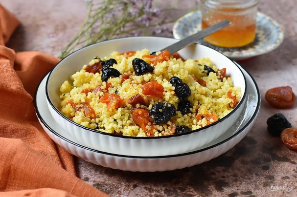 Постная пшенная каша с сухофруктами