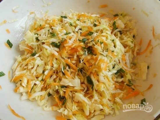 Салат витаминный с капустой и морковью
