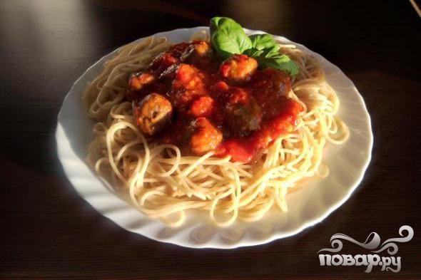 Спагетти с фрикадельками и листовой свеклой