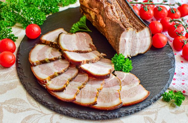 Копченое мясо в коптильне