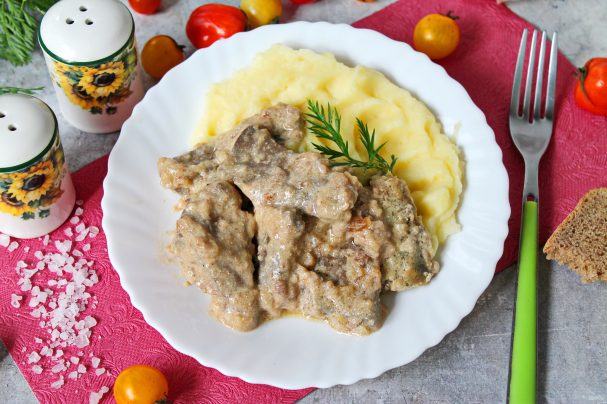 Говяжья печень, тушенная в сметане