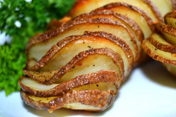 Картофель гармошкой с чесночным маслом