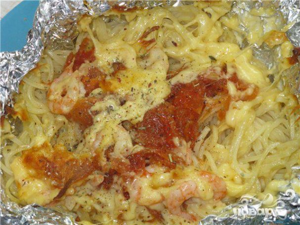Запеченные спагетти с колбасой и сыром