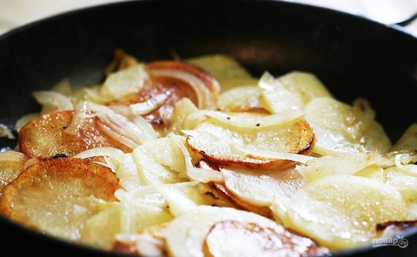 Домашняя жареная картошка с луком