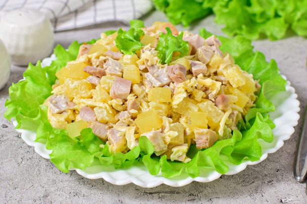 Салат с копчёной курицей и ананасами