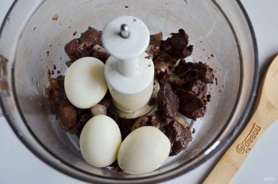 В чашу измельчителя положите печень с луком, жир от жаренья, яйца. Соль и специи по вкусу и желанию. Включите комбайн на пару минут.