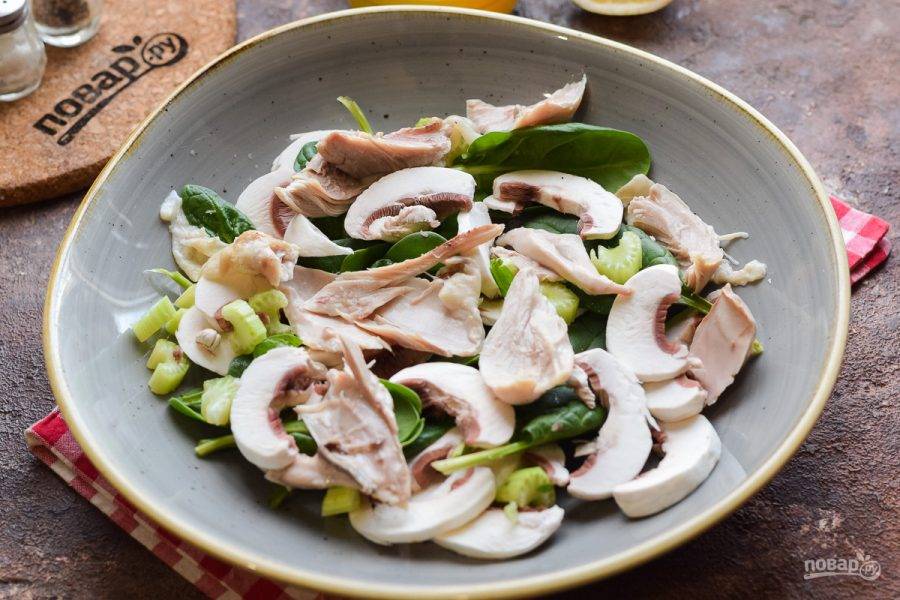 Переложите салат в тарелку. Курицу порвите руками, чтобы кусочки были не мелкие. Для салата лучше использовать вареные голени или окорок, чтобы мясо было не сухим. Переложите курицу в салат.