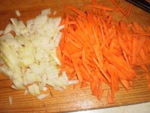Лук нарезать кубиками, морковь натереть тонкой соломкой.