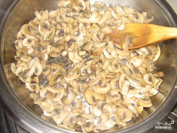 В сковороде разогреваем масло и обжариваем на нем грибы, пока из них не испарится лишняя влага. 