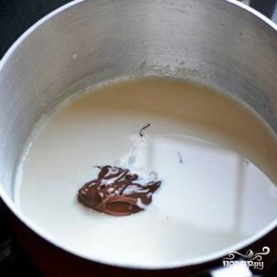 Горячее молоко снимаем с огня, добавляем в него Нутеллу.