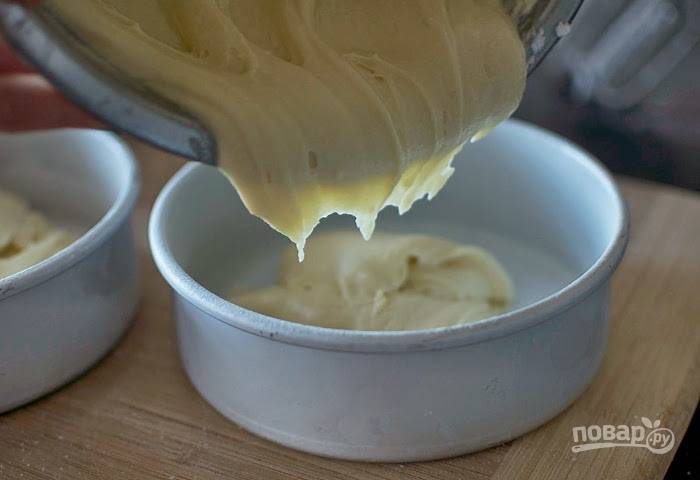 2. Отдельно взбейте белки со щепоткой соли до устойчивых пиков. Затем аккуратно вмешайте их в масляную массу, а в конце всыпьте сухую смесь. Замешайте тесто.