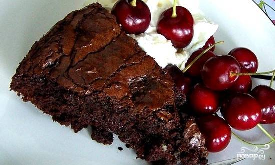 Шоколадный пирог с творогом и вишней