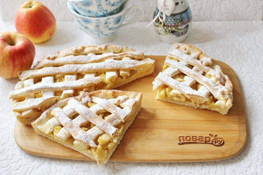 Дайте пирогу с яблоками слегка остыть, посыпьте сахарной пудрой. Разрежьте и подавайте к столу вкусную, ароматную выпечку.