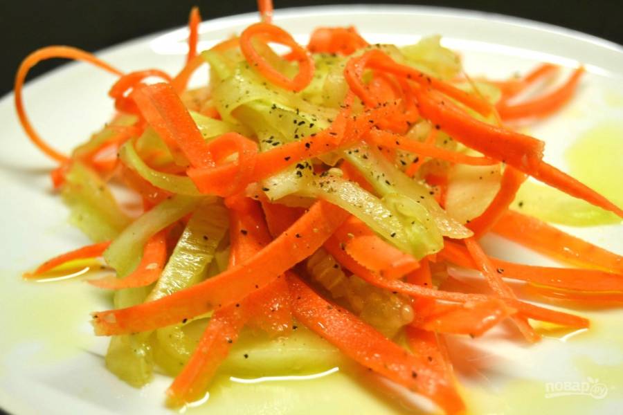 Салат из свежих огурцов, перца и морковки по корейски