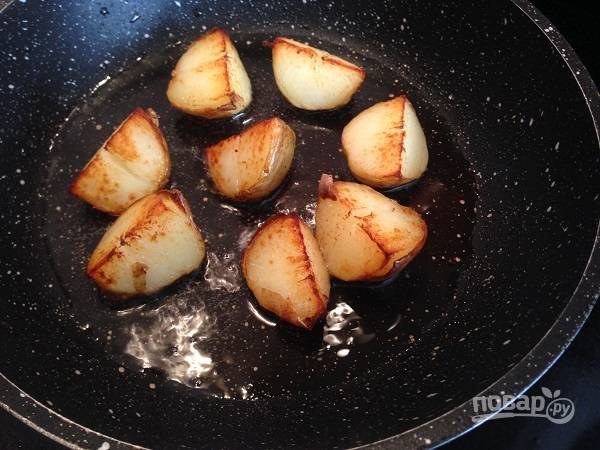 7. И обжариваем до румяной корочки. Затем посолим по вкусу.