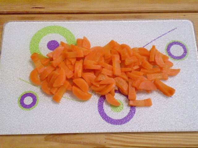 3. Соломкой нарезаем вареную очищенную морковь.
