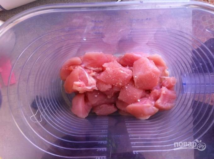 В чашу блендера положите нарезанное  кусочками мясо.