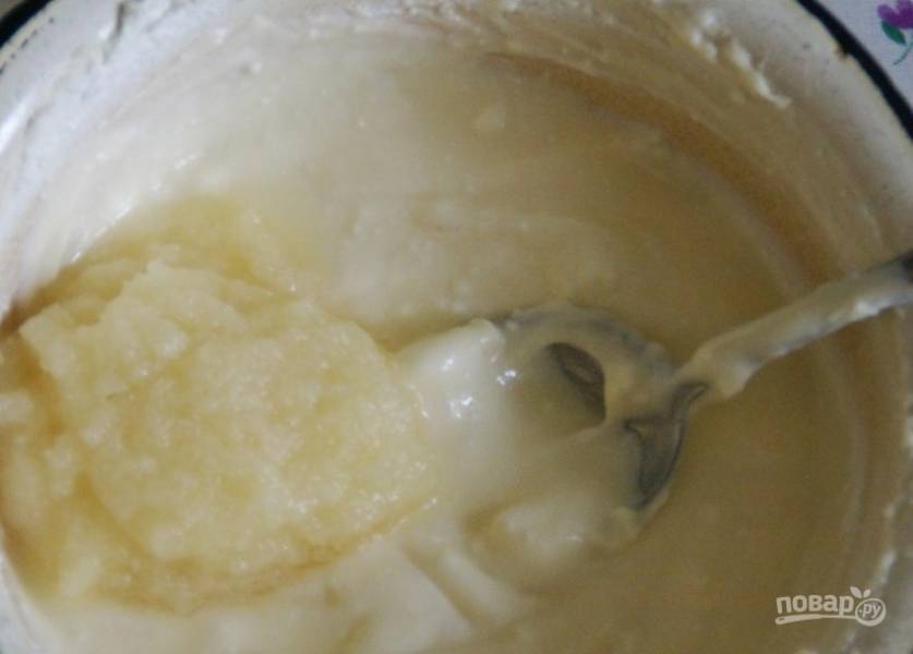 Переложите взбитое масло в миску. Добавьте к нему ананасовое пюре. Творог перетрите через сито дважды и добавьте к маслу и ананасам. Тщательно перемешайте получившийся крем. 