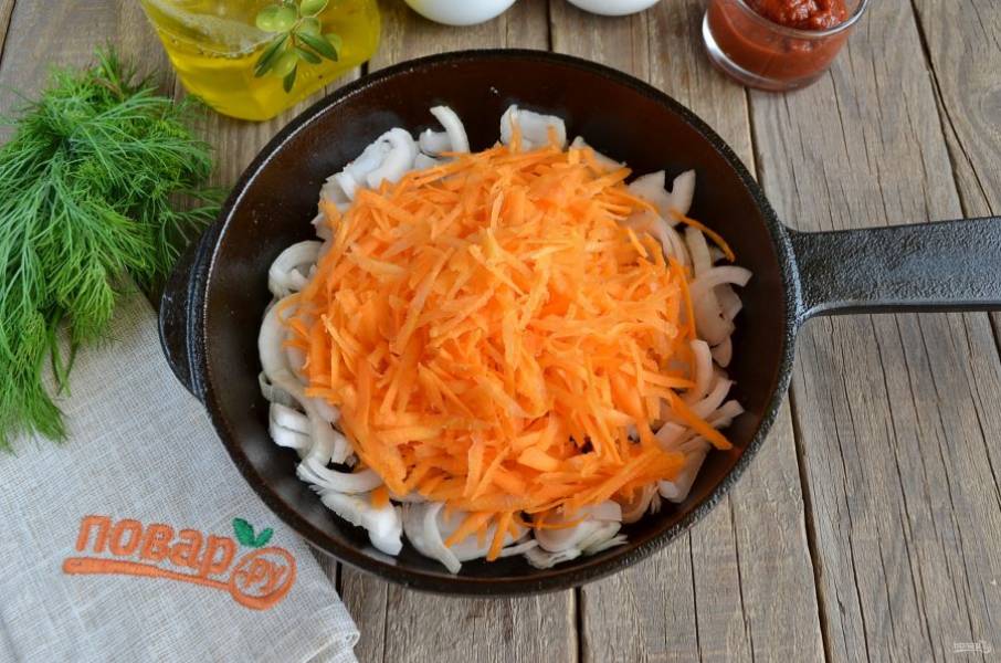 Порежьте лук полукольцами, морковь натрите на крупной терке. Обжарьте на сковороде сначала лук, через пару минут добавьте морковь, жарьте овощи до готовности.
