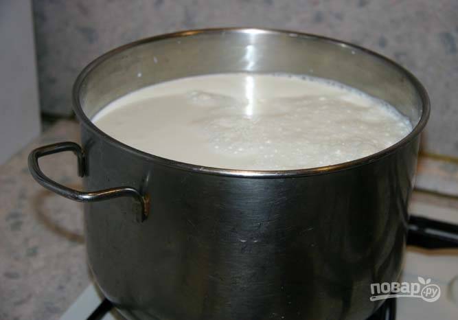 1.	В эмалированную или железную кастрюлю вылейте все молоко, отправьте ее на слабый огонь.