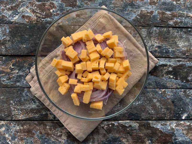 Сыр нарежьте кубиками или натрите на крупной терке и выложите в тарелку. 
