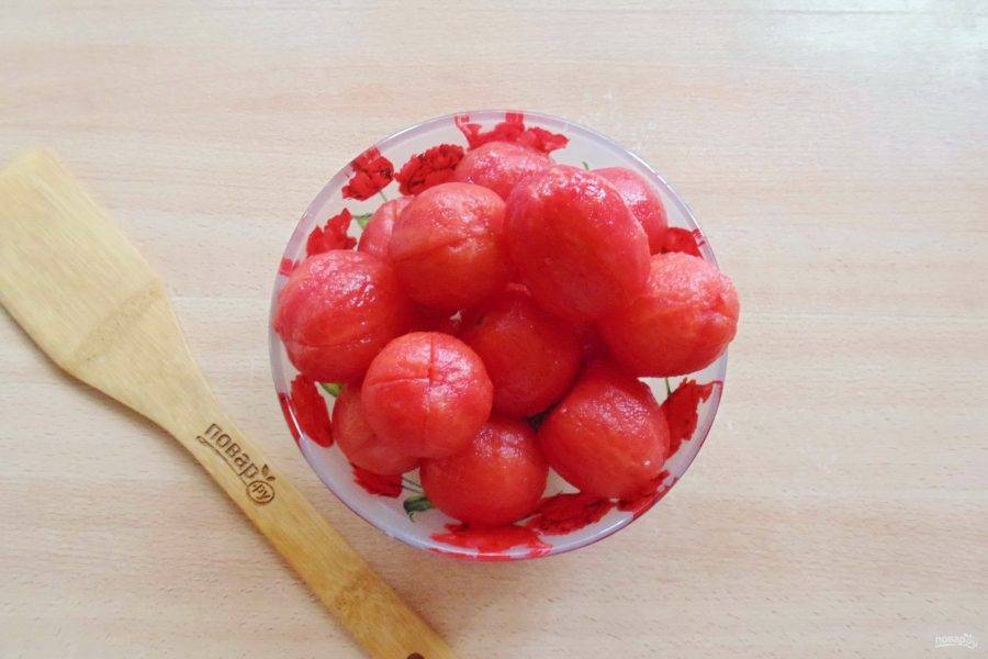 Сделайте на помидорах неглубокие надрезы крест на крест. Переложите помидоры в закипевшую воду на 2-3 минуты. После достаньте и сразу окуните в холодную воду. Если есть возможность в ледяную. Снимите кожицу с помидоров.