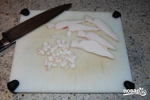 Курдючный жир нарезаем небольшими кубиками. Если нет под рукой жира, то можно взять свежее сало.