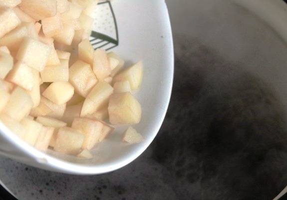 В грибной бульон бросьте порезанный картофель. 