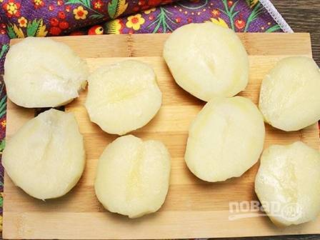 Разрезаем картофель пополам, посыпаем солью и перцем.