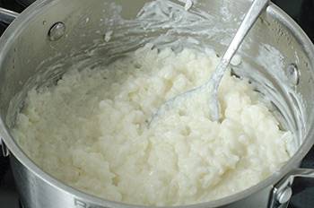 4. Готово? Теперь, когда рис пропитался молоком и набух, добавьте еще 100 мл молока.
