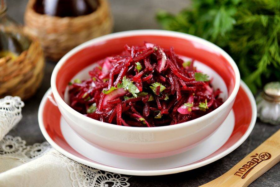 Разложите готовый салат из свеклы с маринованным луком по порциям или подавайте к столу в одной большой миске. Приятного аппетита!