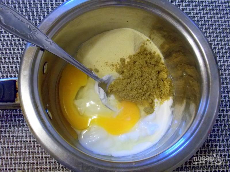 В миску положите сметану, яйцо, муку семян тыквы и муку сорта "дурум".