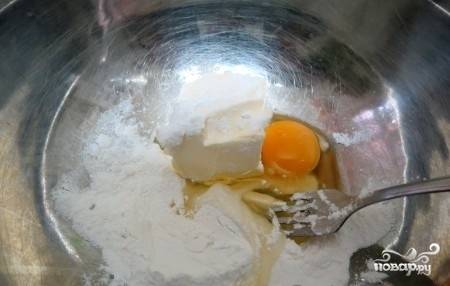 В миске соедините размягчённое сливочное масло с молью, яйцом, хлопьями и сахаром.
