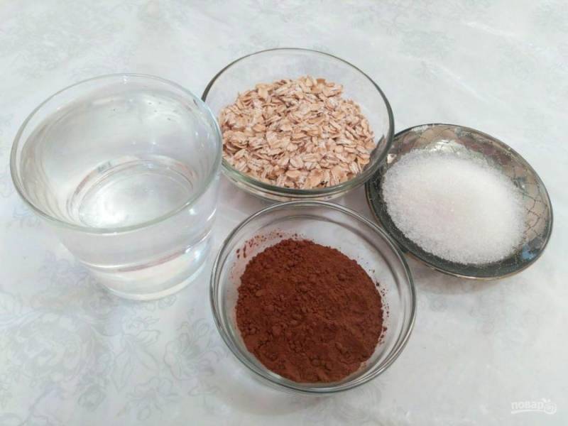 Подготовьте несколько простых и доступных продуктов, обращая внимание на то, что для веганского пудинга необходимы традиционные овсяные хлопья без каких-либо добавок.