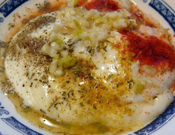 2. Впрочем, процесс тоже несложный. Сперва нужно заняться соусом. В небольшой мисочке соединить сметану с горчицей. Добавить соль, перец, любимые специи. Пропустить через пресс чеснок и добавить в мисочку. Выжать немного сока лимона, чтобы сделать рецепт приготовления куриной грудки в фольге в духовке еще более пикантным. Все тщательно перемешать.