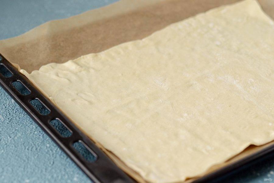 Раскатайте тесто толщиной примерно в 5 мм. 