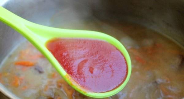 За 10 минут до готовности добавьте томатный соус.