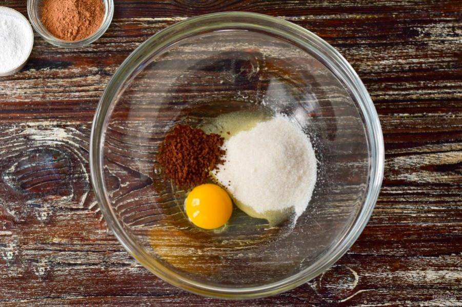 В миску вбейте куриное яйцо, добавьте сахар, растительное масло, кофе.