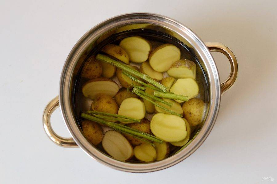 Переложите картофель и стебли укропа в кастрюлю. Влейте холодную воду, подсолите и варите примерно 20 минут, пока картофель не станет мягким. Затем полностью остудите картофель.