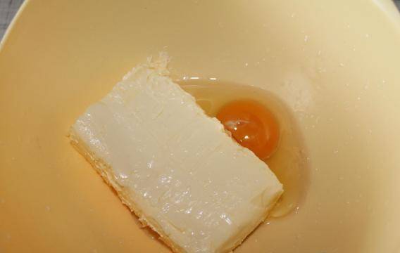 Сливочное масло комнатной температуры смешиваем с яйцом.