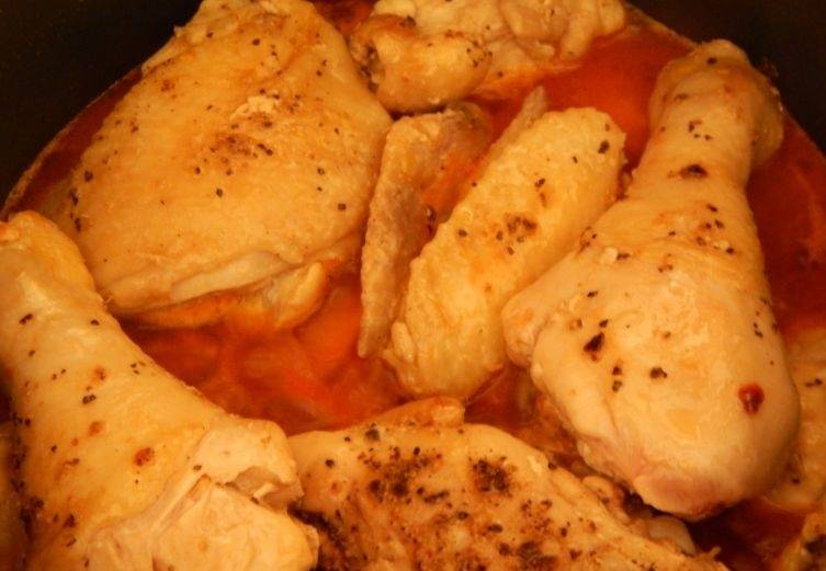 Перекладываем курицы в мультиварку к луку, заливаем холодной водой и ставим режим "Суп" на 30 минут.