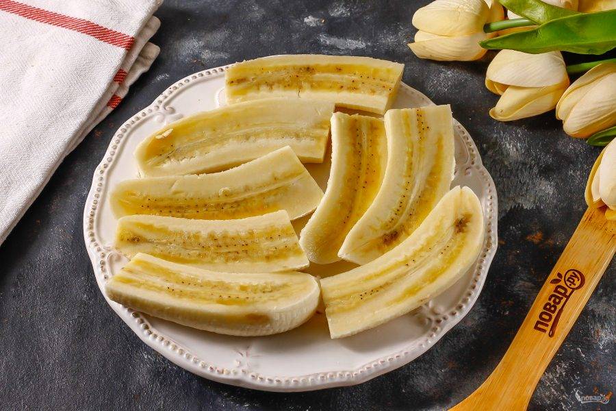 Банан в тесте на сковороде. Бананы на сковороде. Запеченные бананы. Жареные бананы. Жареный сыр с бананом.