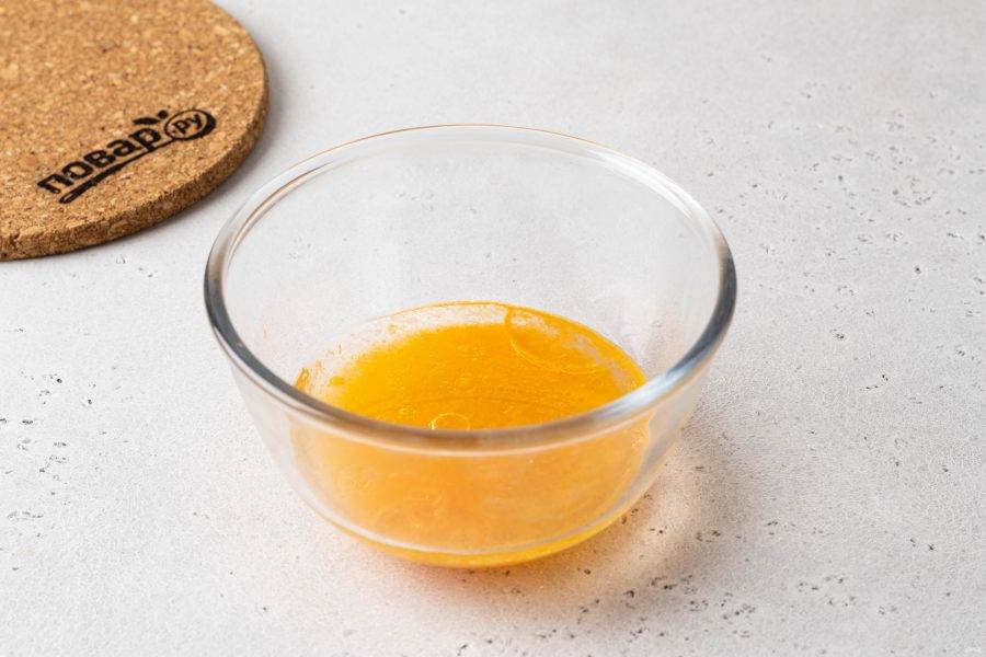 Смешайте мандариновый сок с растительным маслом. Добавьте ванильный ароматизатор. Все перемешайте.