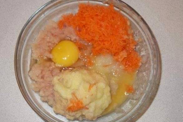 К фаршу добавляем яйцо, тертый на мелкой терке картофель, лук и морковь.